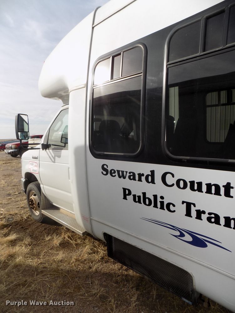 image for item DG2496 2013 Ford Econoline E450 Super Duty shuttle bus