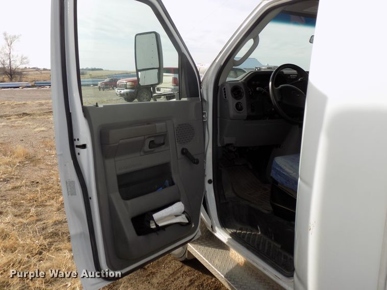 image for item DG2496 2013 Ford Econoline E450 Super Duty shuttle bus