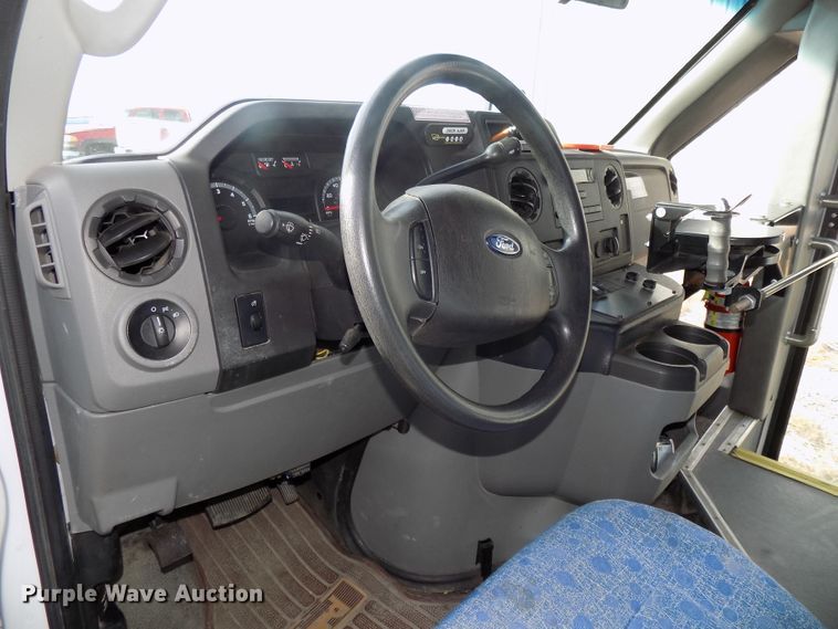 image for item DG2496 2013 Ford Econoline E450 Super Duty shuttle bus