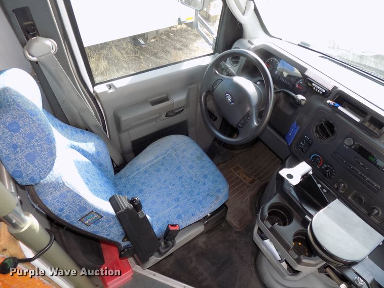 image for item DG2496 2013 Ford Econoline E450 Super Duty shuttle bus