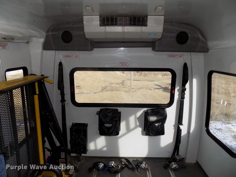 image for item DG2496 2013 Ford Econoline E450 Super Duty shuttle bus