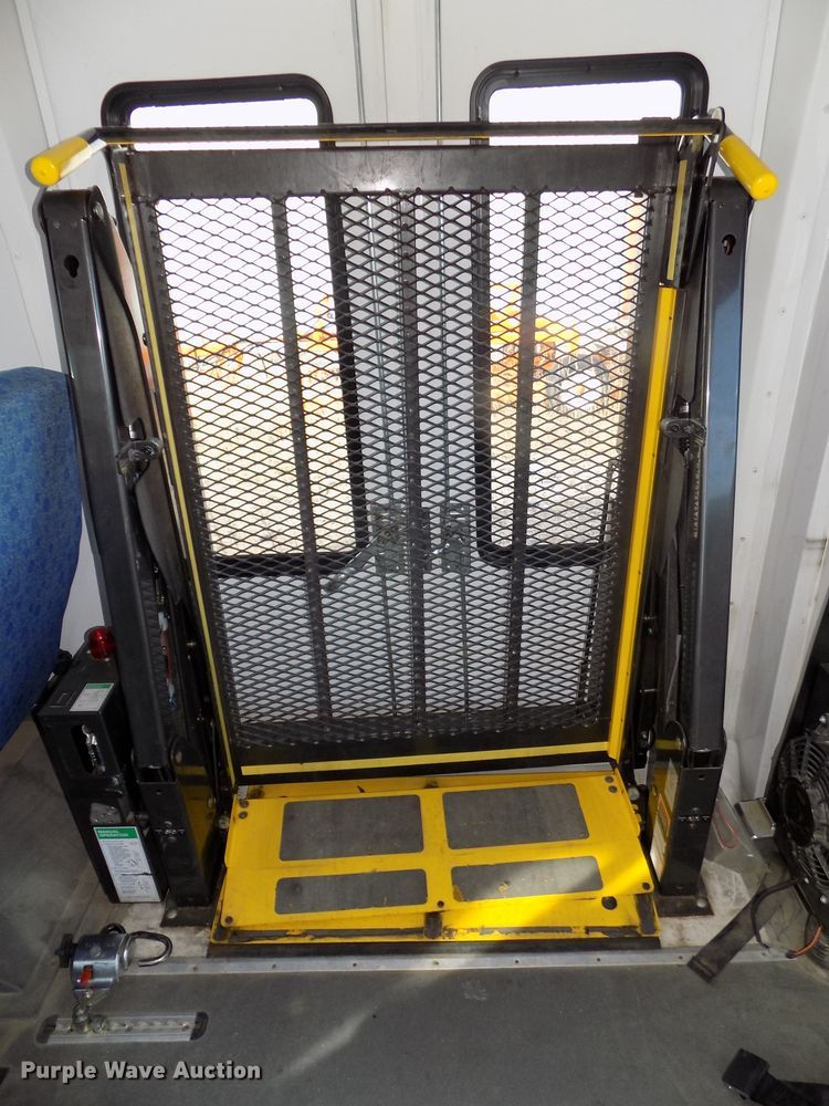 image for item DG2496 2013 Ford Econoline E450 Super Duty shuttle bus