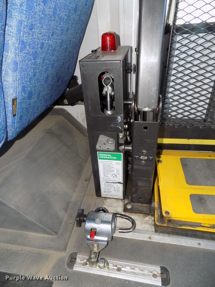 image for item DG2496 2013 Ford Econoline E450 Super Duty shuttle bus