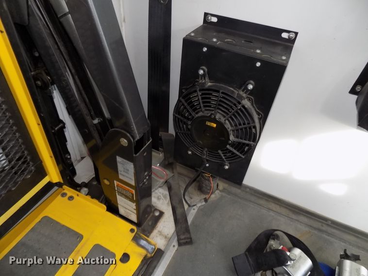 image for item DG2496 2013 Ford Econoline E450 Super Duty shuttle bus