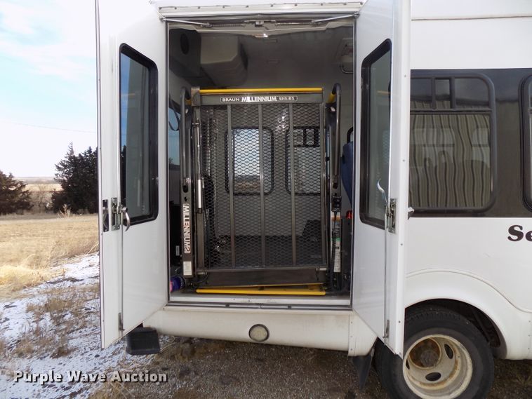 image for item DG2496 2013 Ford Econoline E450 Super Duty shuttle bus