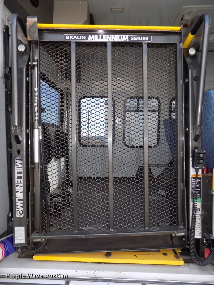 image for item DG2496 2013 Ford Econoline E450 Super Duty shuttle bus