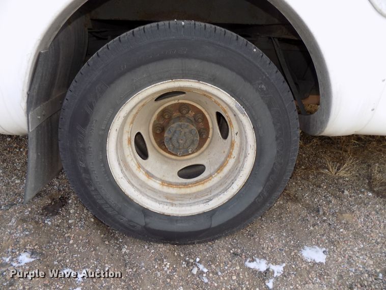 image for item DG2496 2013 Ford Econoline E450 Super Duty shuttle bus