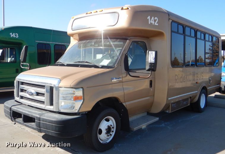 image for item DI2733 2008 Ford Econoline E450 Super Duty shuttle bus