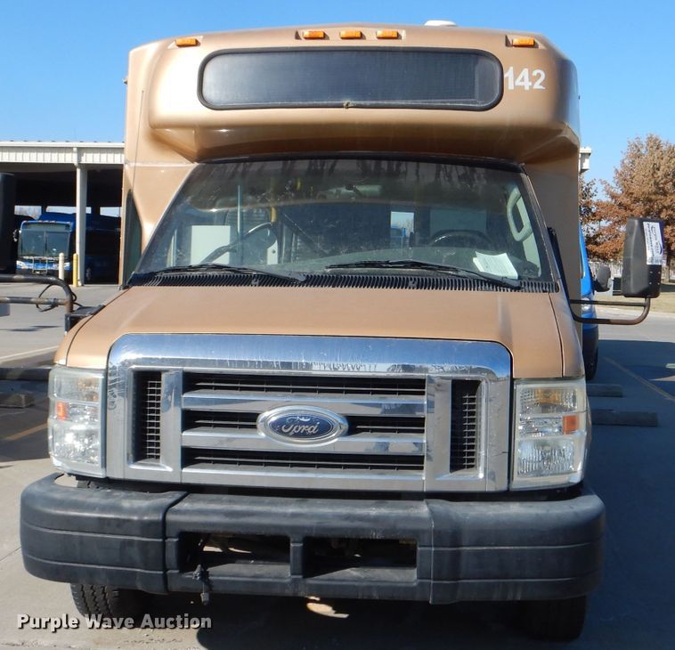image for item DI2733 2008 Ford Econoline E450 Super Duty shuttle bus