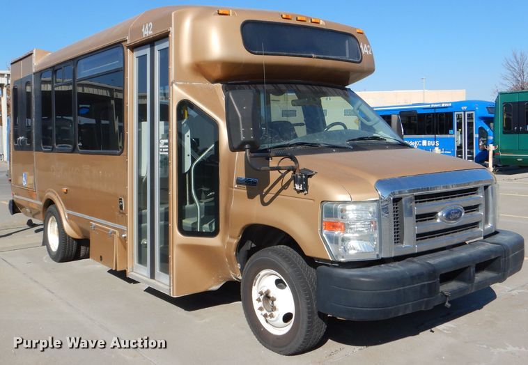 image for item DI2733 2008 Ford Econoline E450 Super Duty shuttle bus
