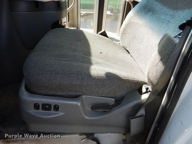 image for item DI2733 2008 Ford Econoline E450 Super Duty shuttle bus