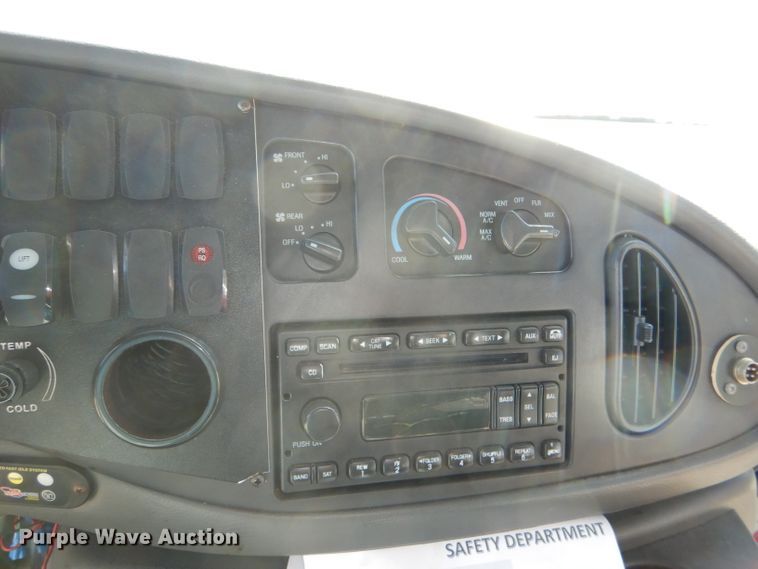 image for item DI2733 2008 Ford Econoline E450 Super Duty shuttle bus