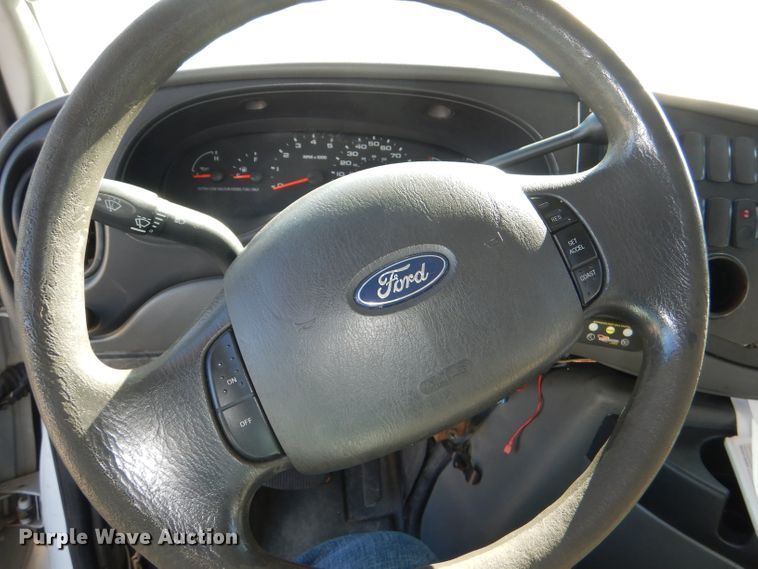 image for item DI2733 2008 Ford Econoline E450 Super Duty shuttle bus