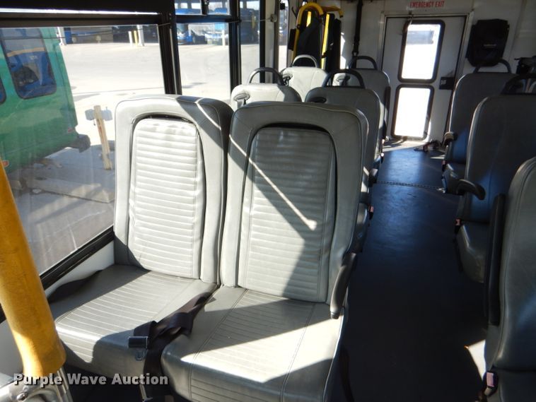 image for item DI2733 2008 Ford Econoline E450 Super Duty shuttle bus