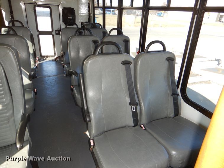 image for item DI2733 2008 Ford Econoline E450 Super Duty shuttle bus