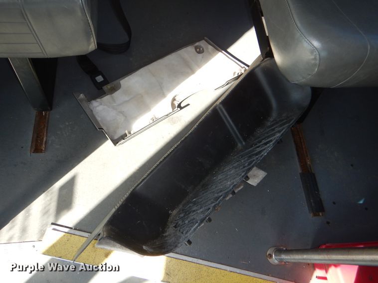 image for item DI2733 2008 Ford Econoline E450 Super Duty shuttle bus