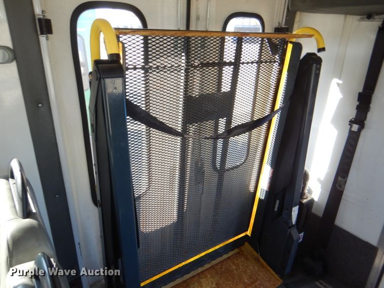 image for item DI2733 2008 Ford Econoline E450 Super Duty shuttle bus