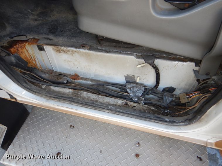 image for item DI2733 2008 Ford Econoline E450 Super Duty shuttle bus