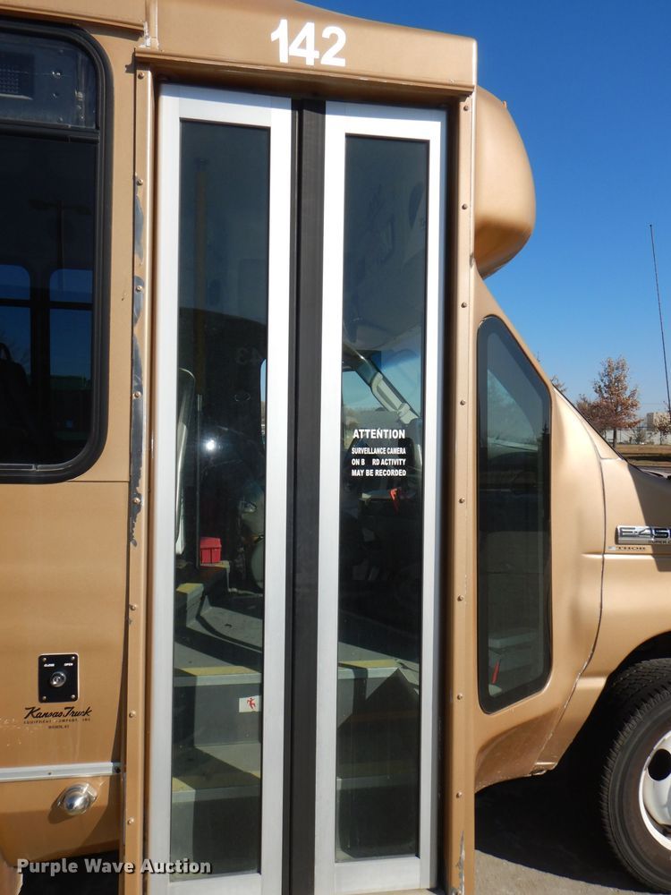 image for item DI2733 2008 Ford Econoline E450 Super Duty shuttle bus