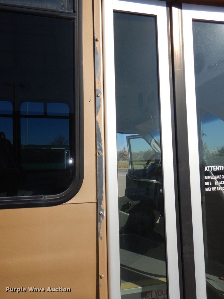 image for item DI2733 2008 Ford Econoline E450 Super Duty shuttle bus