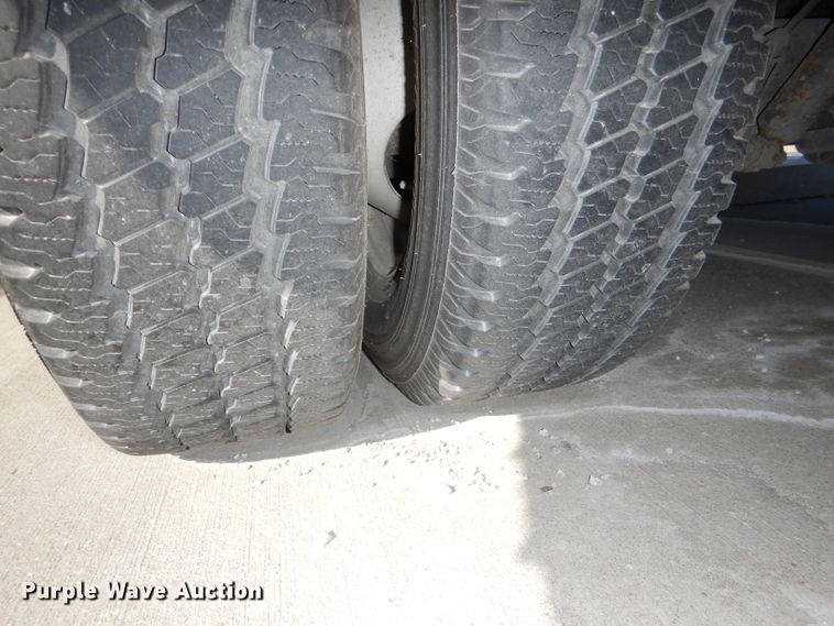 image for item DI2733 2008 Ford Econoline E450 Super Duty shuttle bus