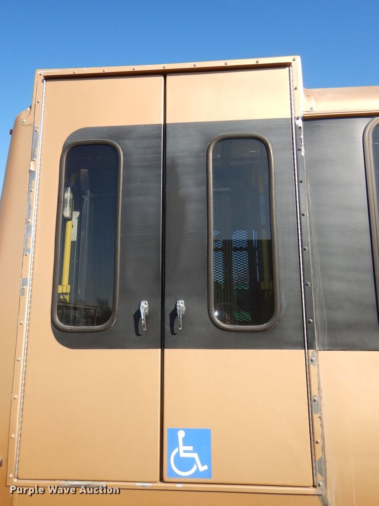 image for item DI2733 2008 Ford Econoline E450 Super Duty shuttle bus