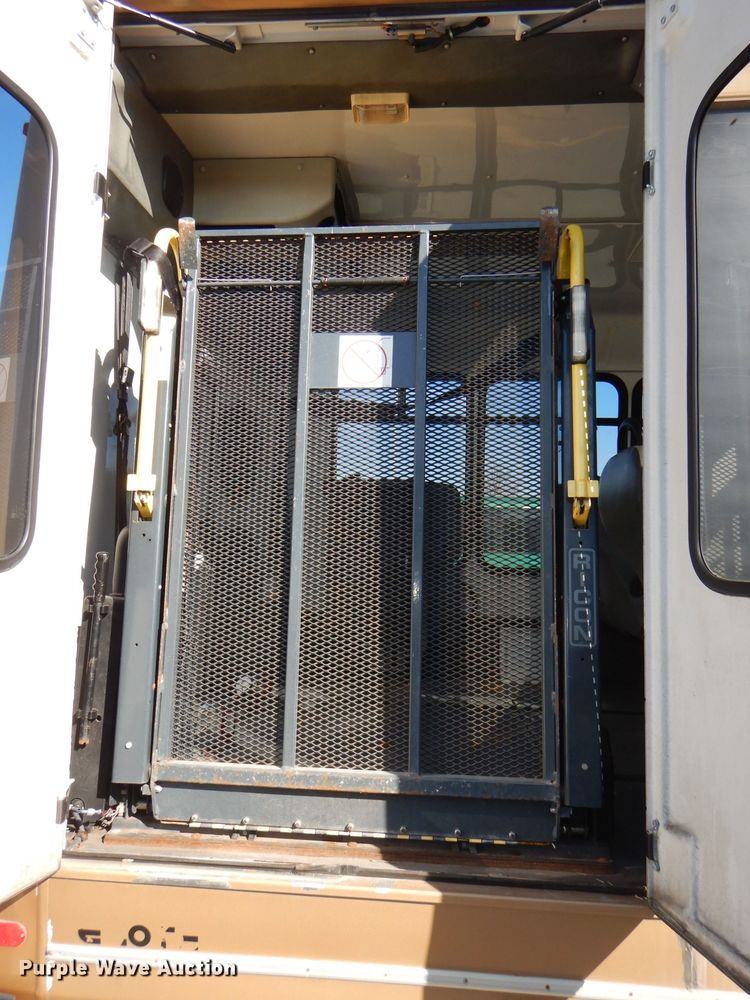 image for item DI2733 2008 Ford Econoline E450 Super Duty shuttle bus