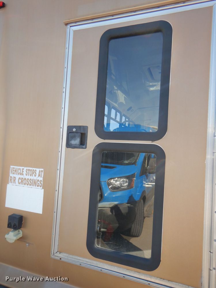 image for item DI2733 2008 Ford Econoline E450 Super Duty shuttle bus