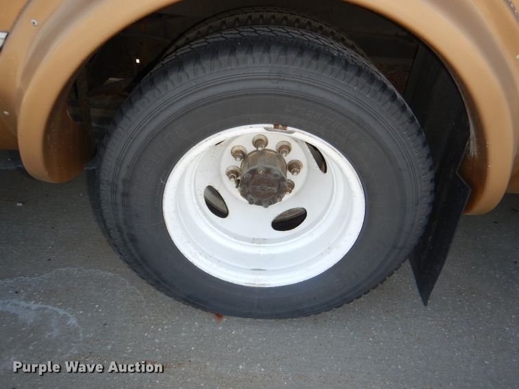 image for item DI2733 2008 Ford Econoline E450 Super Duty shuttle bus