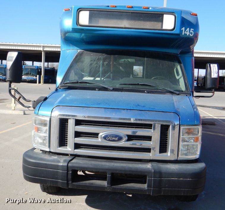 image for item DI2735 2009 Ford E450 Super Duty shuttle bus