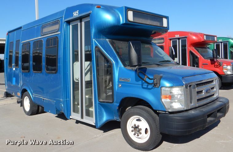 image for item DI2735 2009 Ford E450 Super Duty shuttle bus