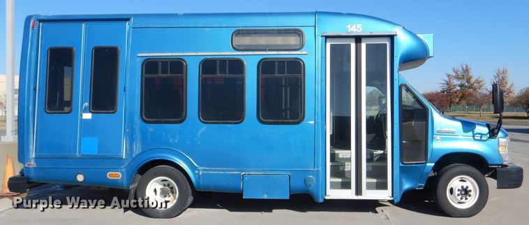image for item DI2735 2009 Ford E450 Super Duty shuttle bus