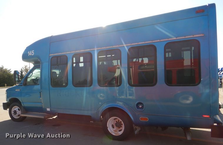 image for item DI2735 2009 Ford E450 Super Duty shuttle bus