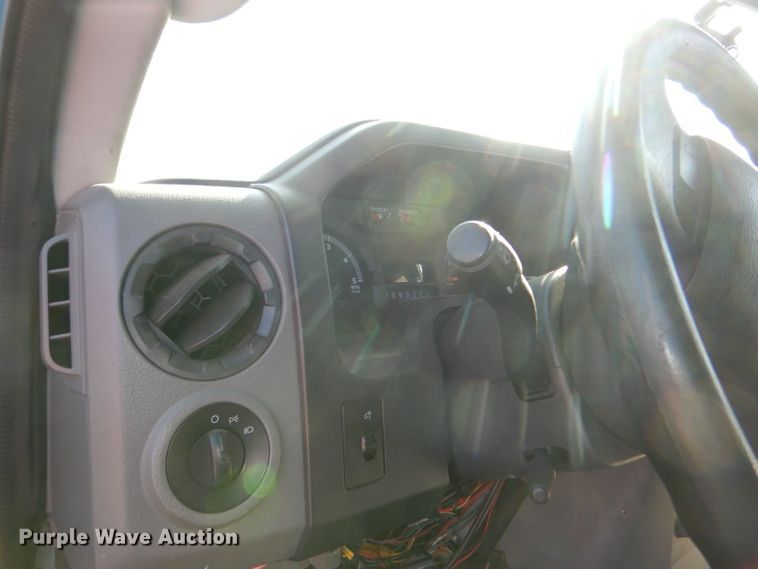 image for item DI2735 2009 Ford E450 Super Duty shuttle bus