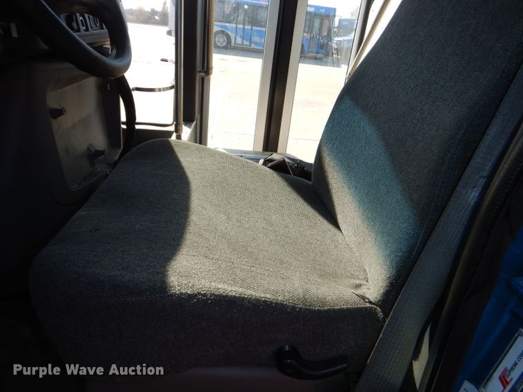 image for item DI2735 2009 Ford E450 Super Duty shuttle bus