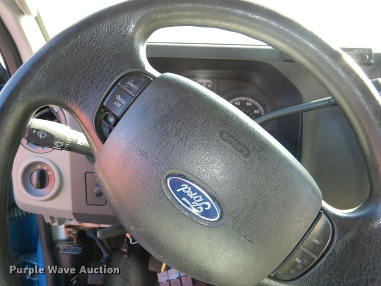 image for item DI2735 2009 Ford E450 Super Duty shuttle bus