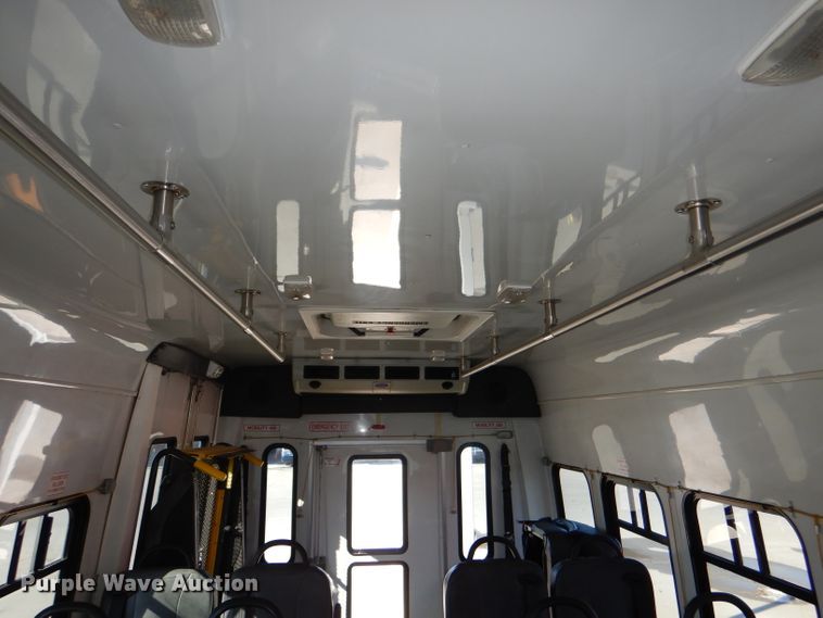 image for item DI2735 2009 Ford E450 Super Duty shuttle bus