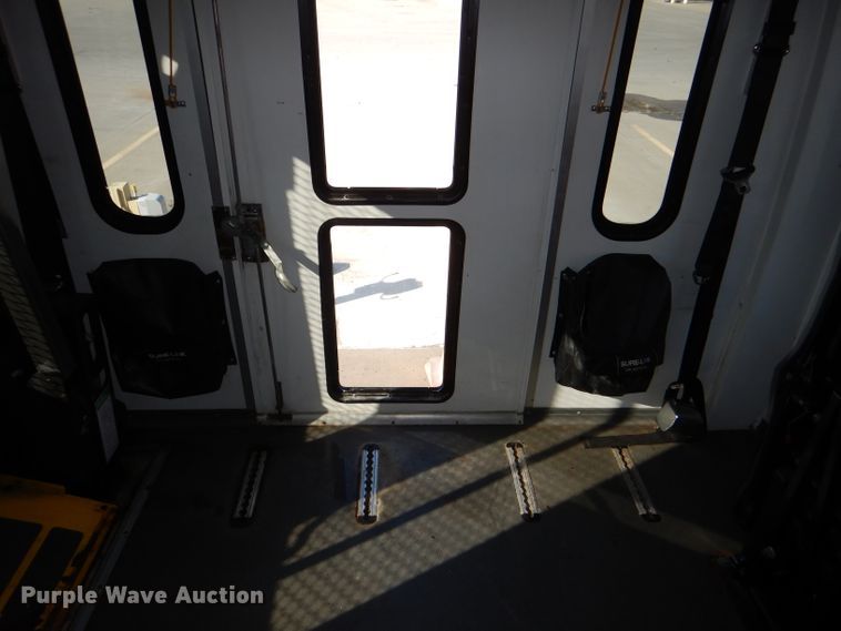 image for item DI2735 2009 Ford E450 Super Duty shuttle bus