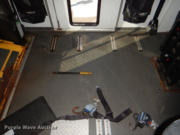 image for item DI2735 2009 Ford E450 Super Duty shuttle bus