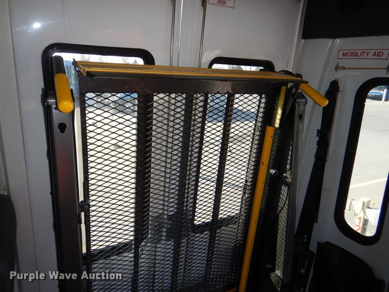 image for item DI2735 2009 Ford E450 Super Duty shuttle bus