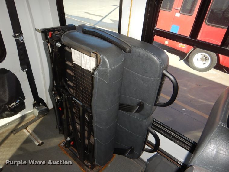 image for item DI2735 2009 Ford E450 Super Duty shuttle bus