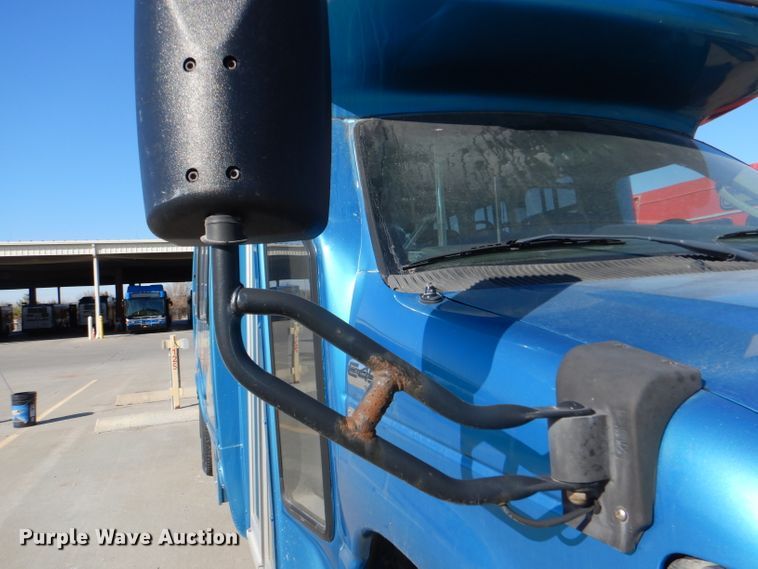 image for item DI2735 2009 Ford E450 Super Duty shuttle bus