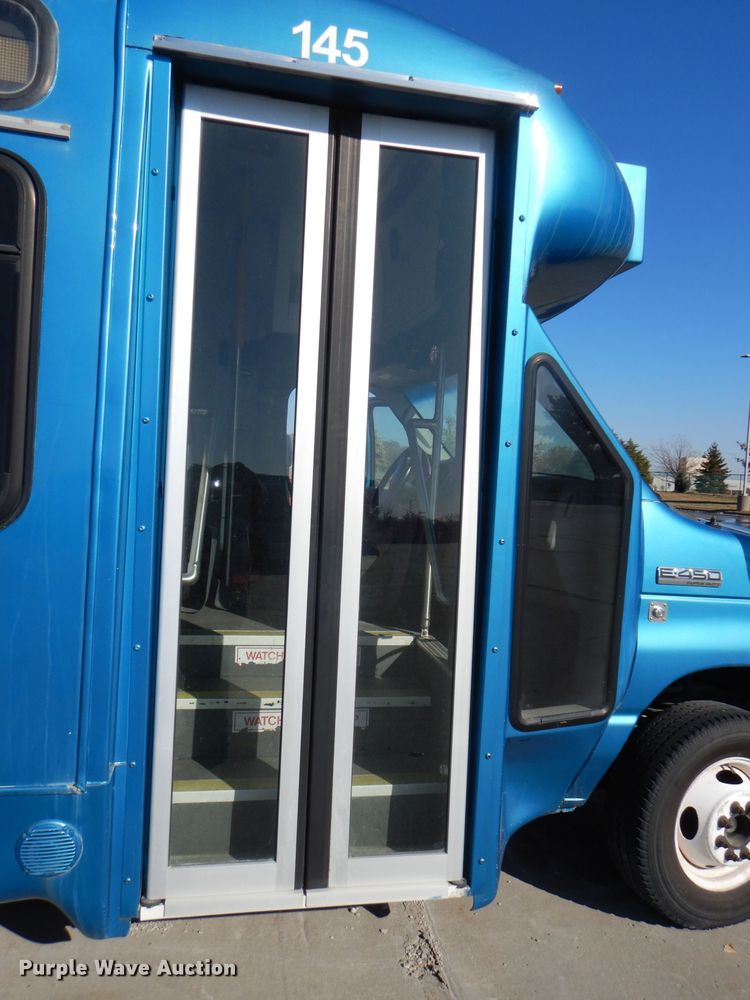 image for item DI2735 2009 Ford E450 Super Duty shuttle bus