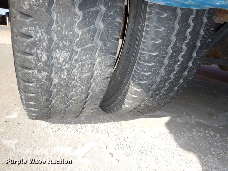 image for item DI2735 2009 Ford E450 Super Duty shuttle bus