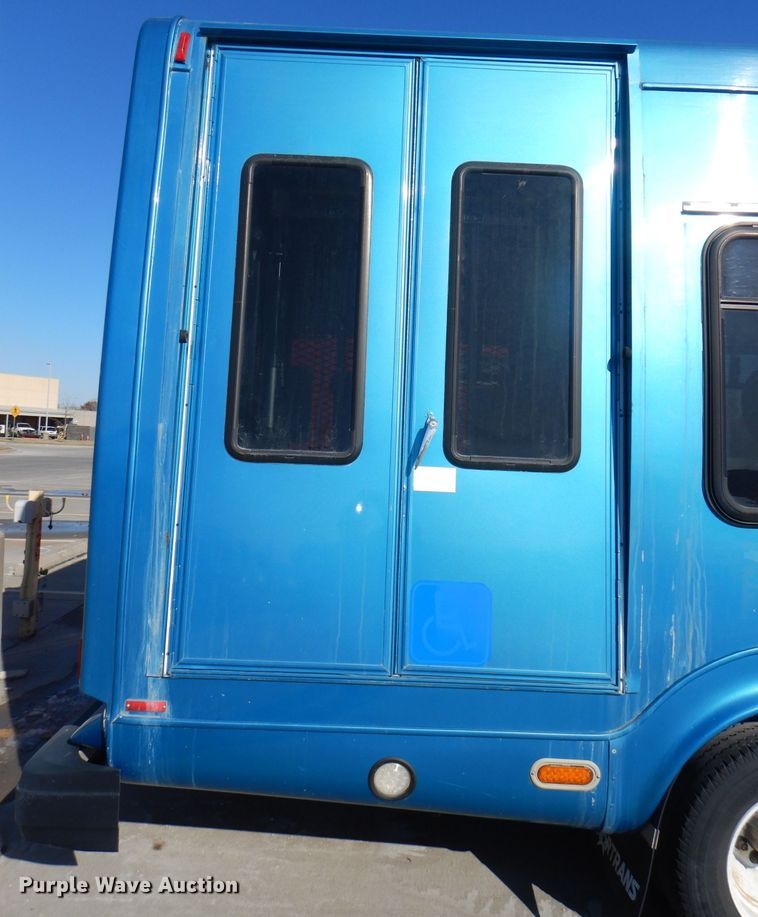 image for item DI2735 2009 Ford E450 Super Duty shuttle bus