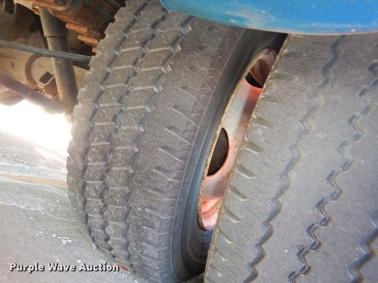 image for item DI2735 2009 Ford E450 Super Duty shuttle bus