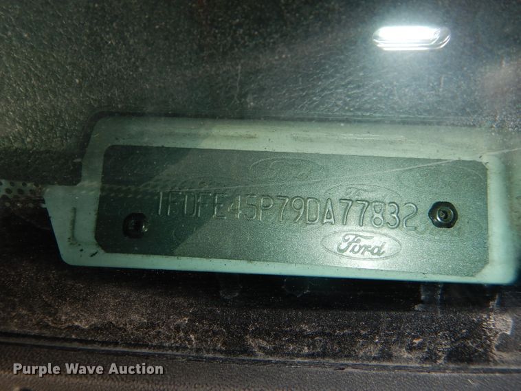 image for item DI2735 2009 Ford E450 Super Duty shuttle bus