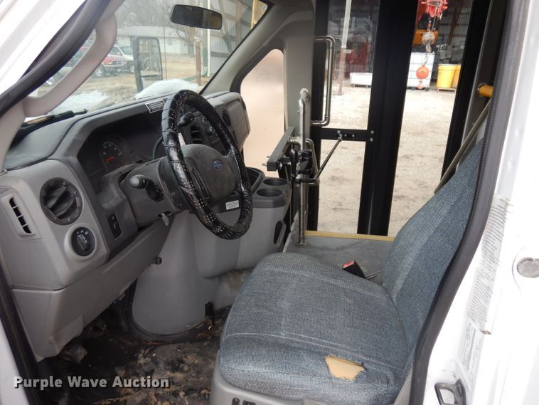 image for item ER9829 2011 Ford Econoline E350 shuttle bus