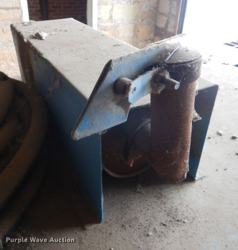 image for item FF9221 Leroi Q100G air compressor