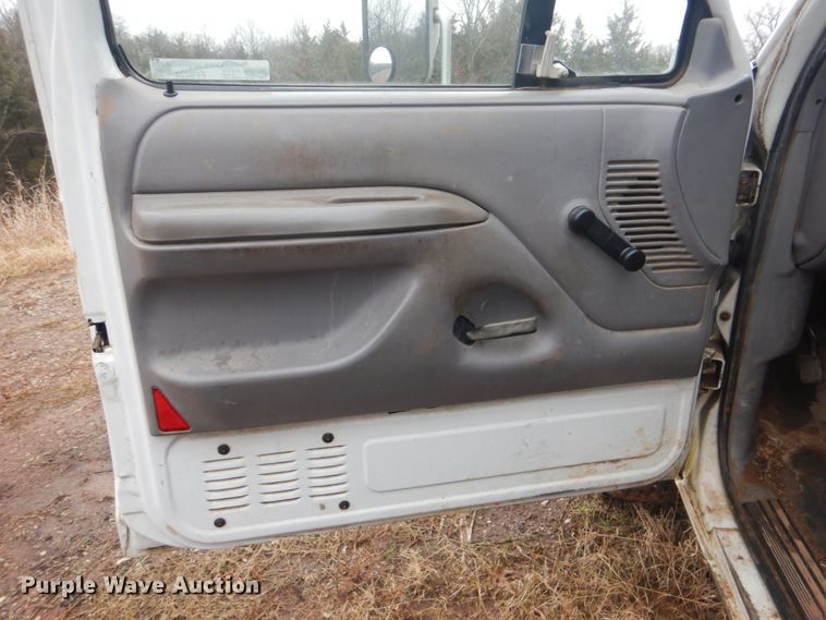 image for item FF9224 1997 Ford F450 Super Duty utility truck